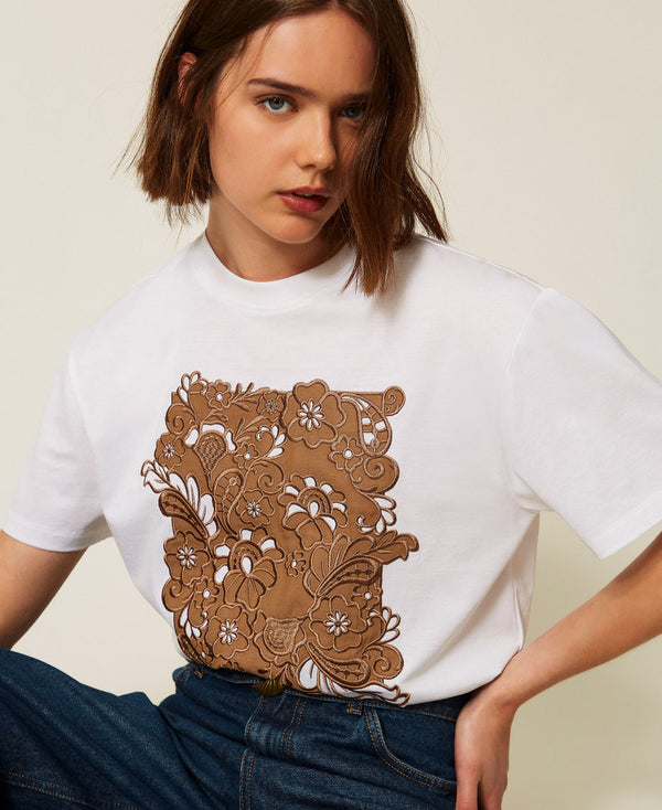 Regular t-shirt with patch embroidery