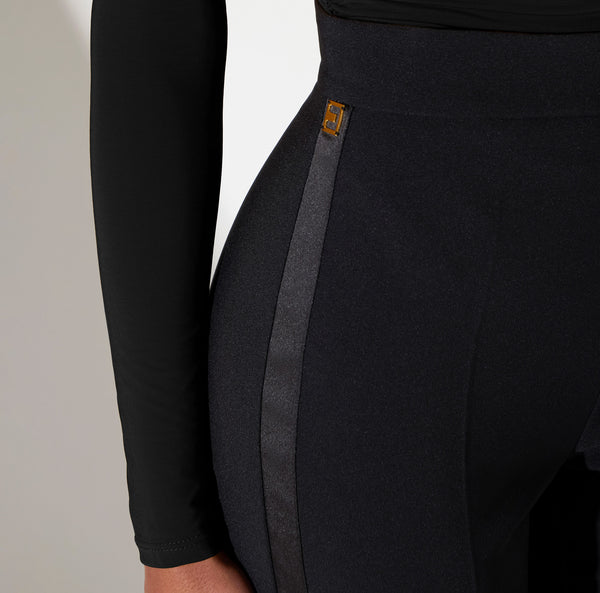 Trousers in lightweight crêpe and satin fabrics